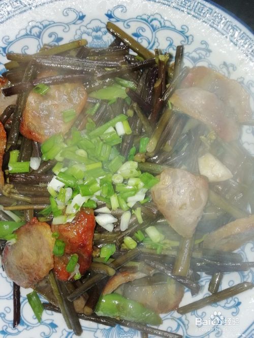 蕨菜炒香肠的做法