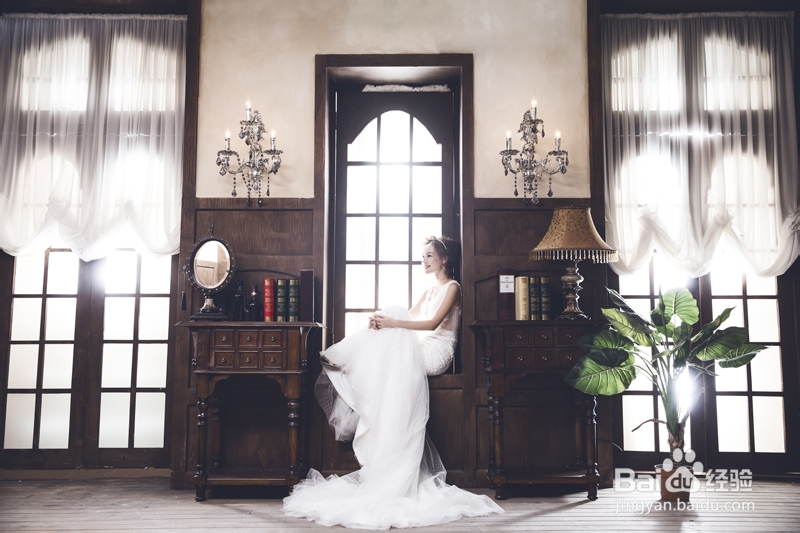 宽肩新娘该如何选择婚纱