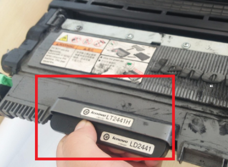 EPSON打印机加墨后墨盒里已经满了，但是打印的时候显示的墨量很少