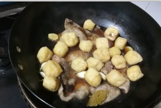 油豆腐烧大排的做法步骤