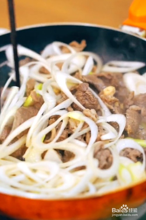 如何做葱爆羊肉？