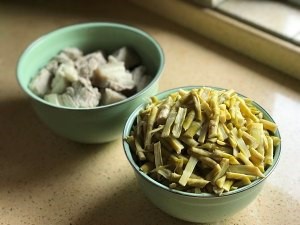 五花肉炖野笋的做法