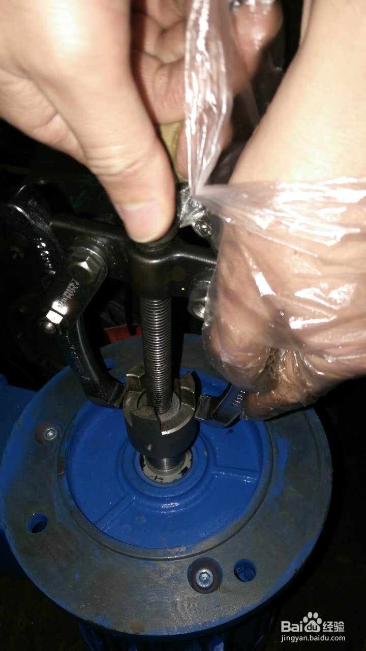 怎样利用工具拆卸电机转轴上的联轴器卡爪