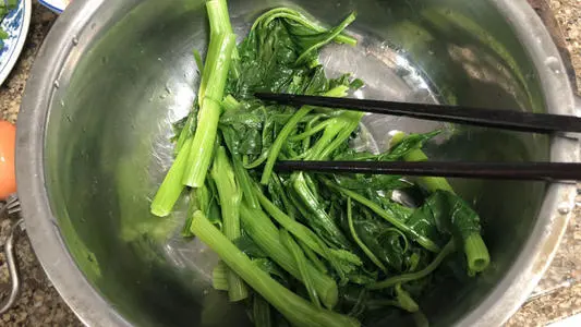 洗菠菜掉绿色正常吗