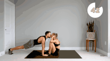 夫妻在家一起练的情侣健身提升伴侣关系的动作