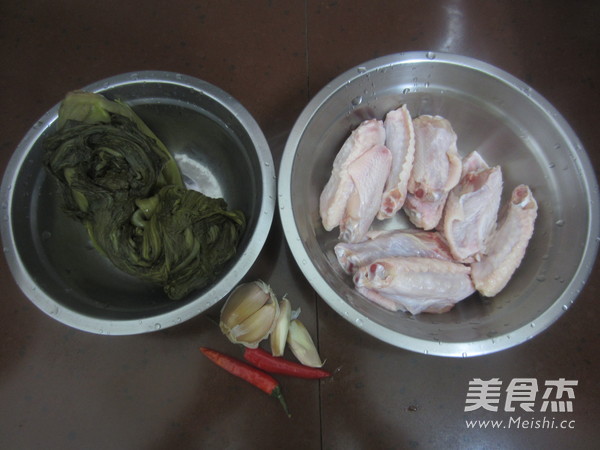 酸菜鸡翅的做法