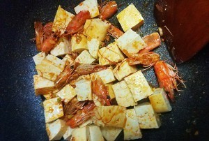 教你制作美味的虾仁豆腐煲