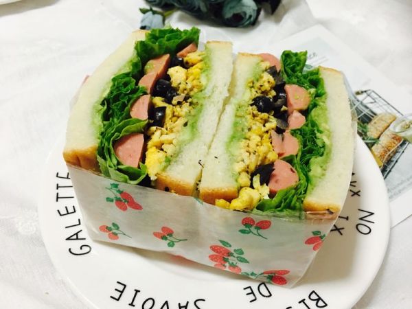 牛油果鸡蛋火腿三明治