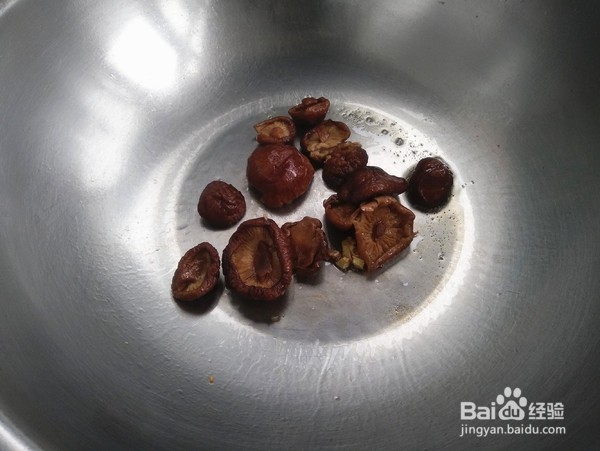 香菇和芹菜怎么做简单又好吃？