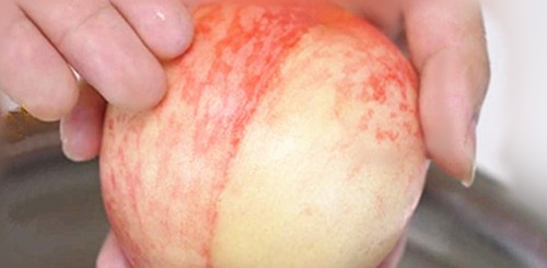 如何快速去除桃毛？