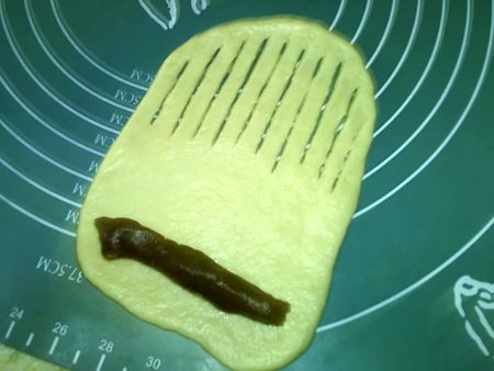 豆沙毛毛虫面包