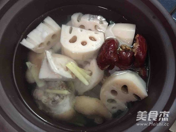 猪脚莲藕汤的做法