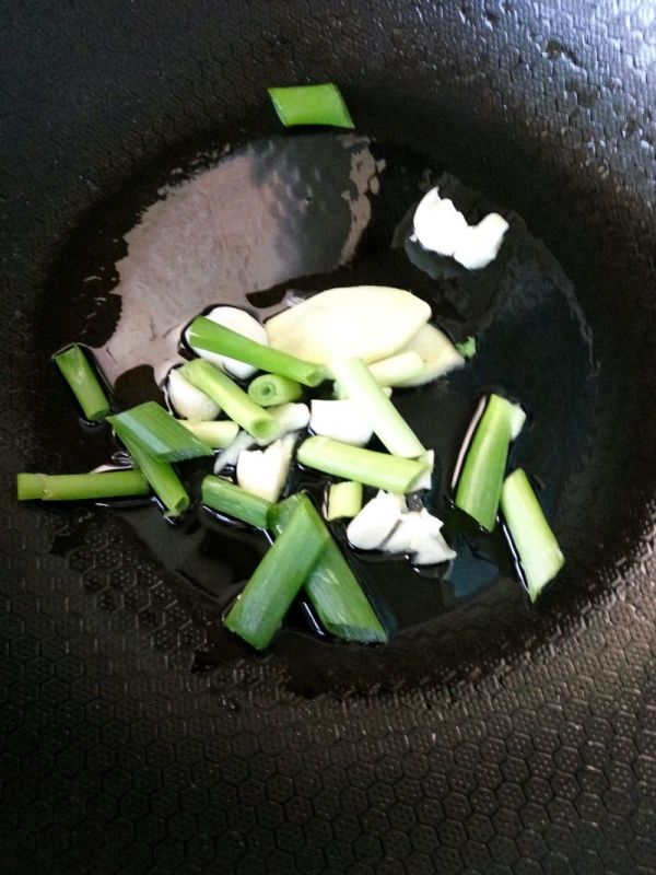 韭菜苔爆炒鱿鱼丝