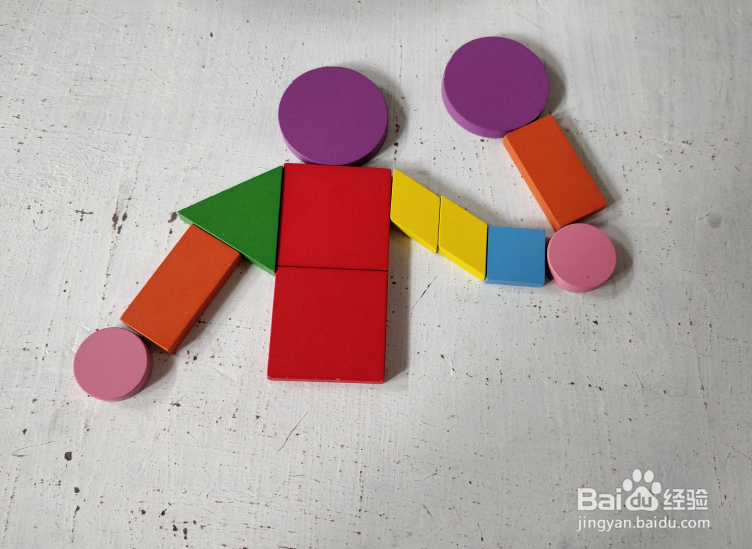 用智力拼板怎样拼一个打网球的运动者?