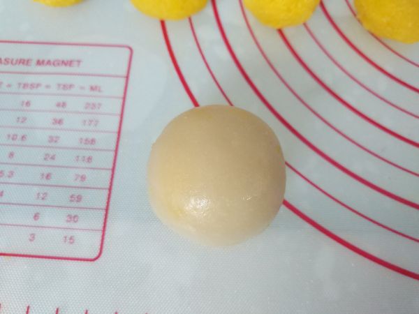 葡萄汁奶黄冰皮月饼