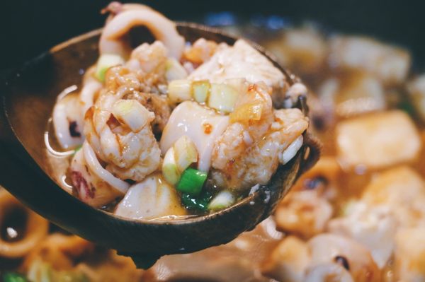 香辣鱿鱼虾球豆腐煲