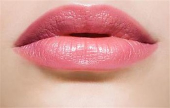 冬季嘴巴开裂怎么解决