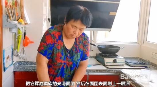 如何自己制作好吃的葱油饼