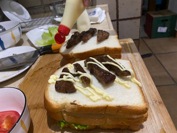 嫩牛肉火腿三明治