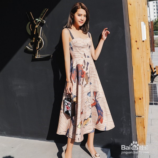 热度不减引力强大，性感吊带时髦开挂