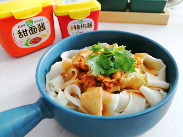 鸡蛋酱拌手擀面