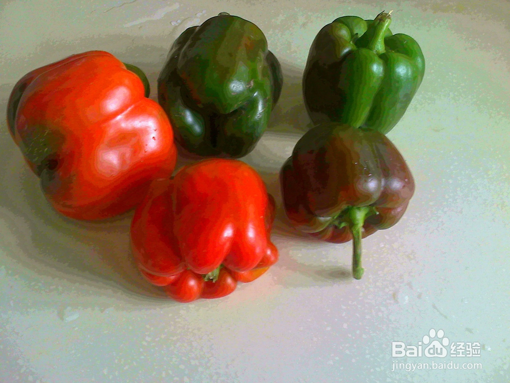 老年人怎样将买回来的大辣椒清洗干净