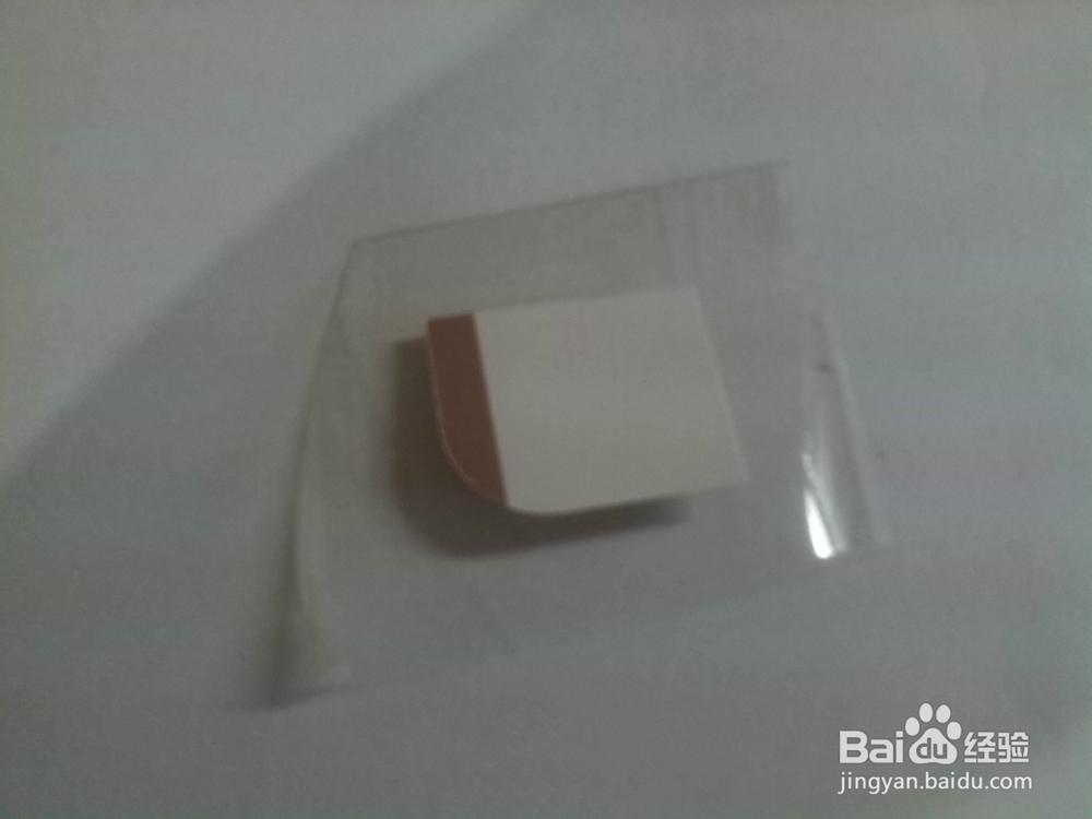 办公室巧用曲别针做简易挂钩