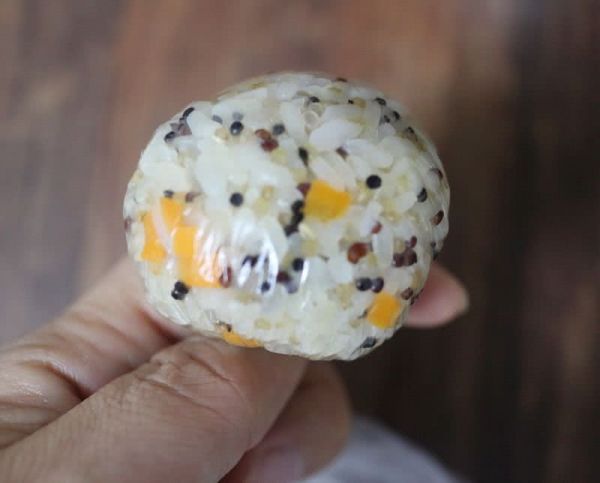 金枪鱼藜麦饭团