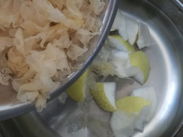 冰糖银耳雪梨汤