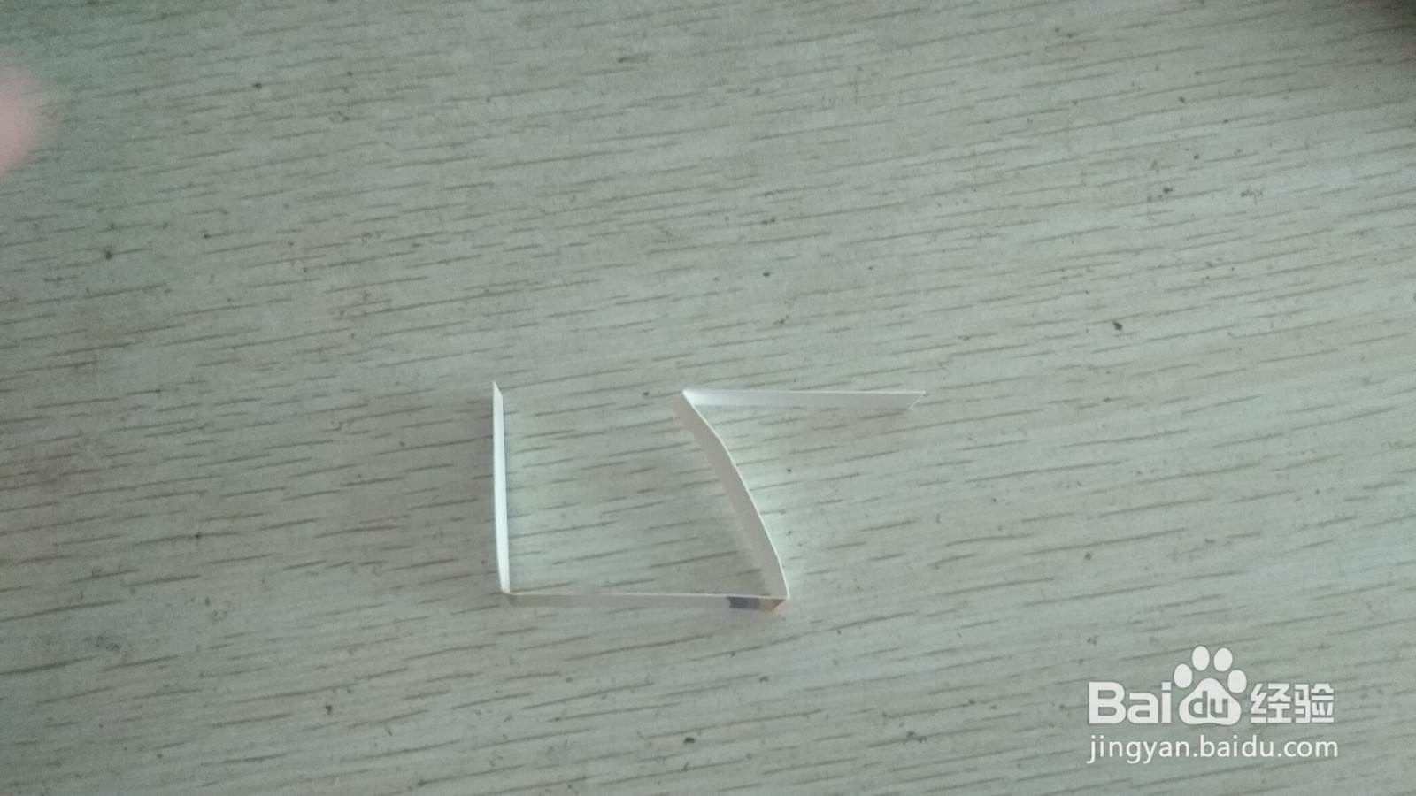如何用一个长方形硬卡纸做两支中性笔的简易支架