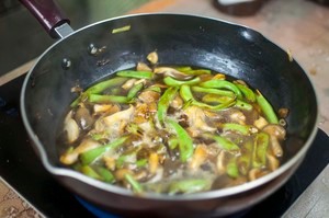 豆角鲜蘑焖面怎么做？