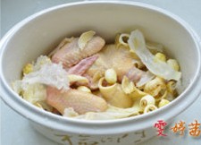 白莲茶树菇乳鸽汤