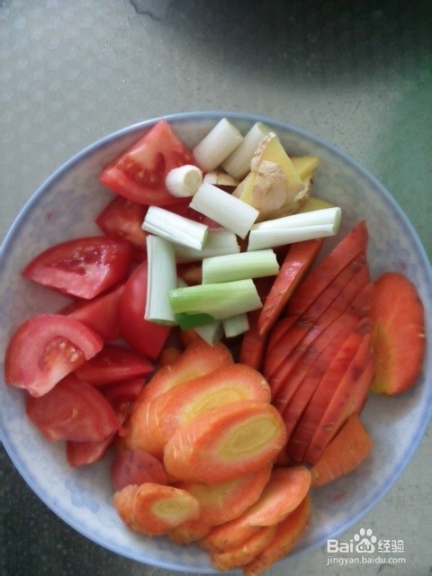 抓住家中的美食：[1]烹制西红柿羊排火锅