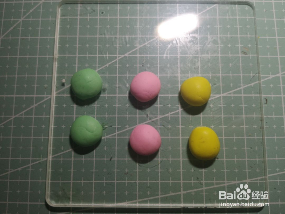 手工制作的马卡龙耳坠