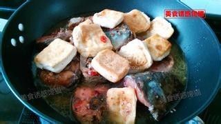 美食达人教你草鱼焖豆腐制作方法