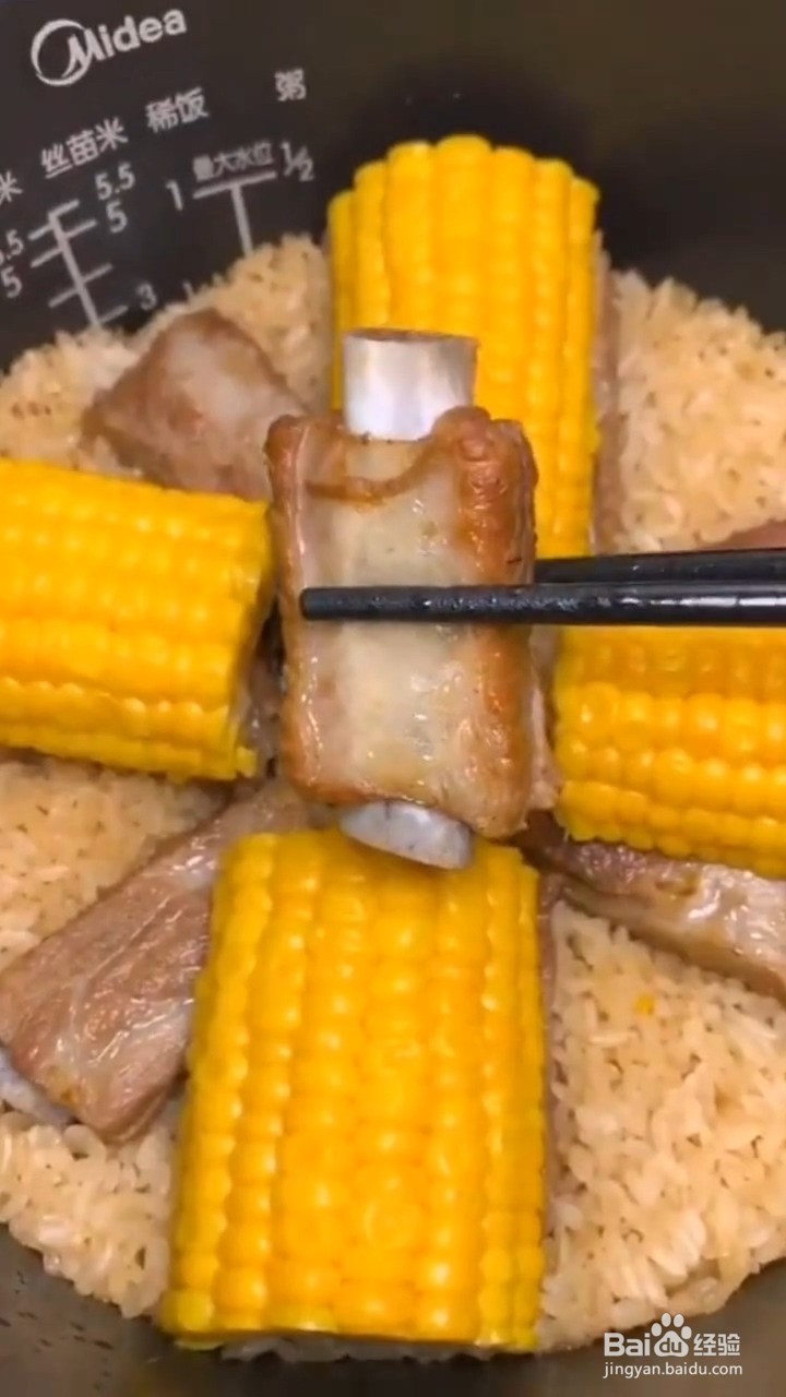 如何制作好吃的排骨玉米焖饭