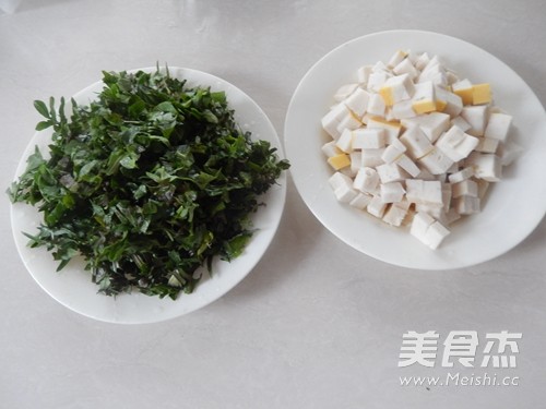 鱼糕荠菜粥的做法