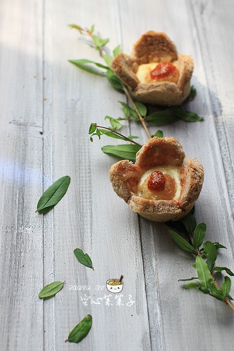 鱼子酱脆皮鹌鹑蛋吐司花杯