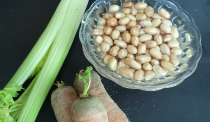 芹菜水煮花生米怎么做
