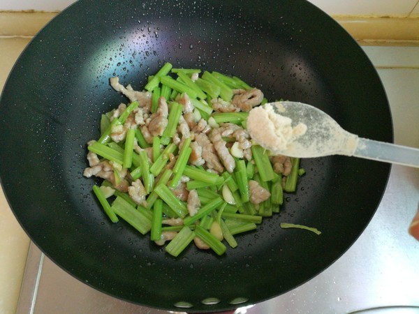 芹菜炒肉的做法是什么