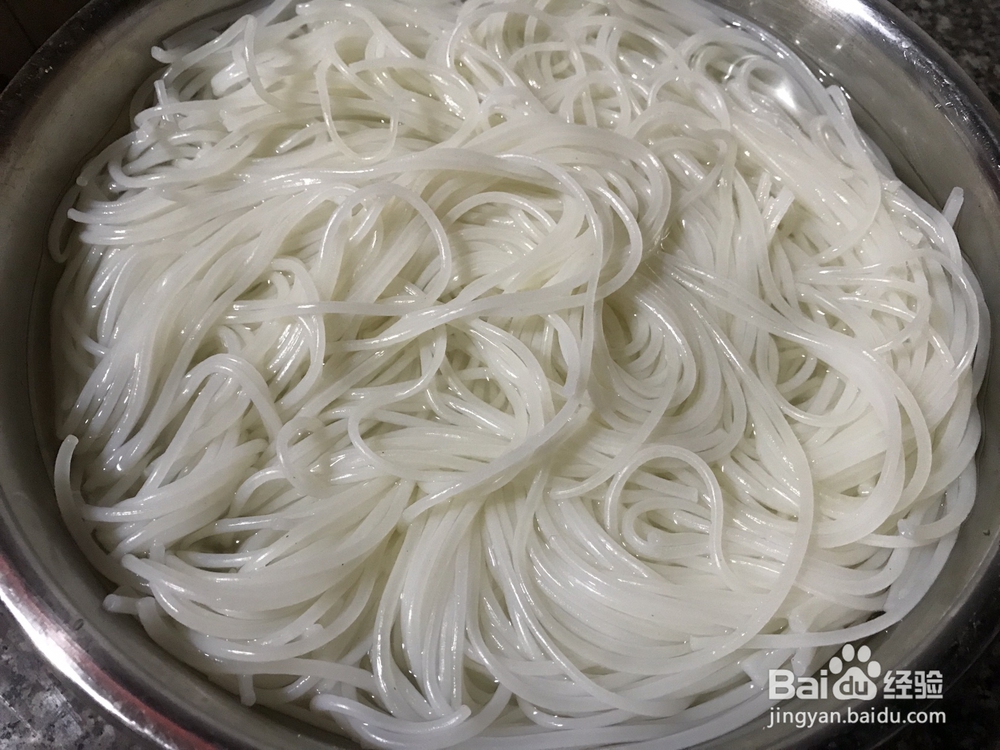 抢着吃的酸菜肉丝米线