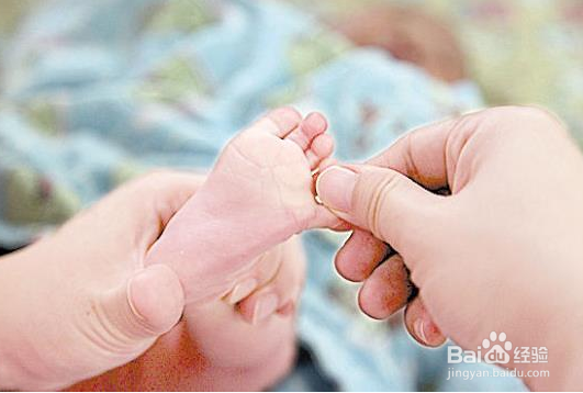 小孩晚上突然发高烧无法及时就医时该怎么办？