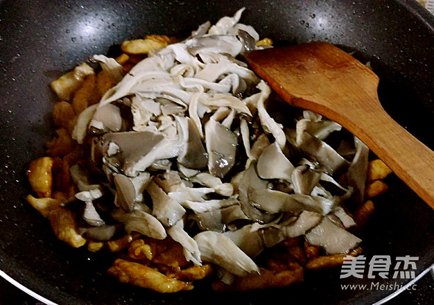 秘制鸡肉炒蘑菇
