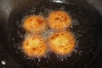 焦黄的油炸土豆饼