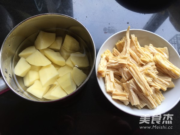 腐竹土豆烧翅根