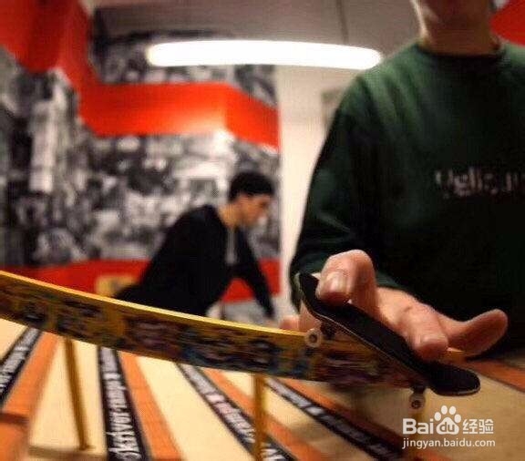 手指滑板豚跳怎么玩?