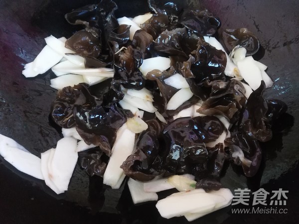 山药炒木耳的做法