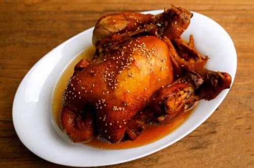 美食/营养 > 主食食材 三黄鸡 1只 大葱 一根 生姜 适量 蒜 适量 洋葱