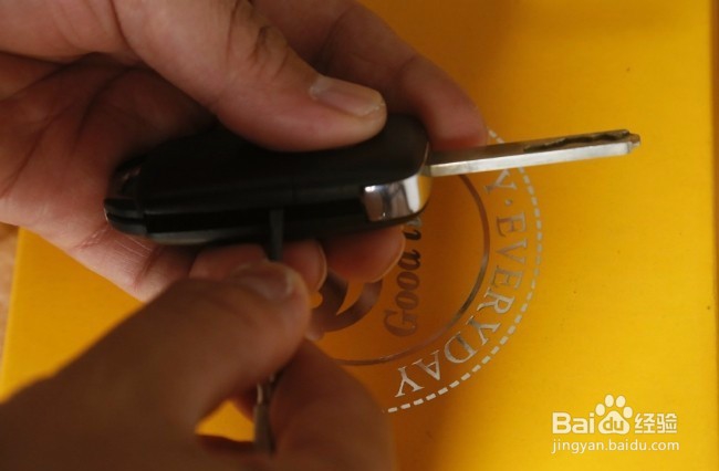 长安逸动2016款钥匙电池如何更换