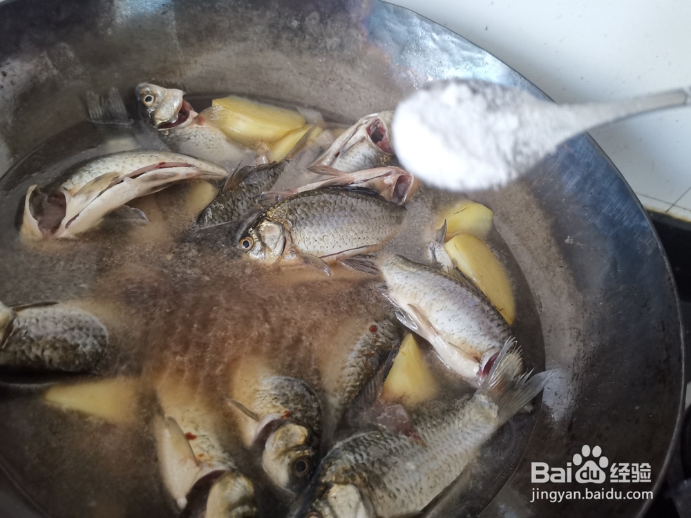 小鲫鱼炖土豆块